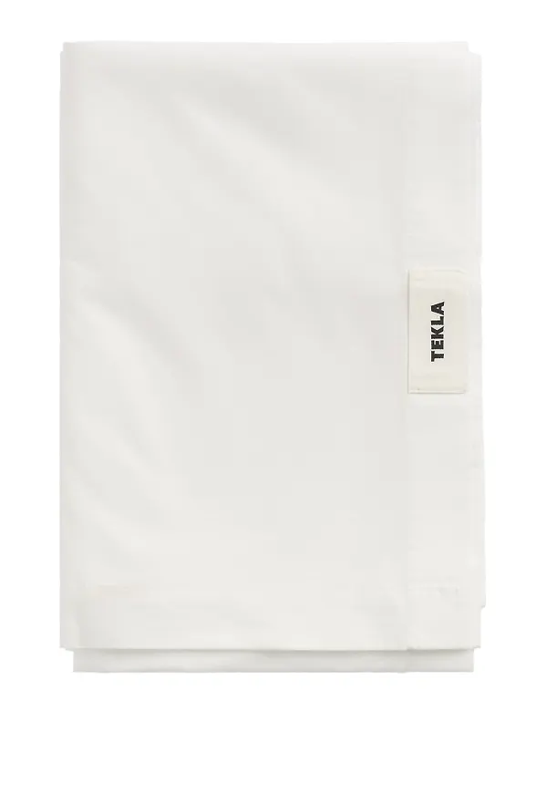 Vit Tekla-lakan i fin modell.