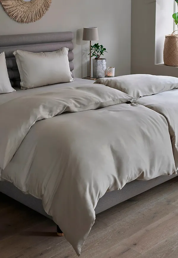 Beige Tempur-påslakan i elegant modell.