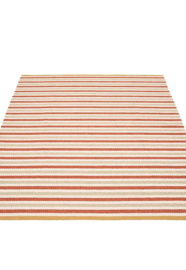 Supersnygg plastmatta 2025 från Pappelina.