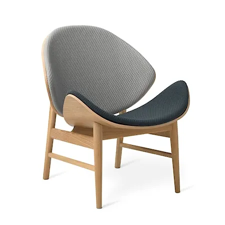 Smickrande fåtölj i ek från Warm Nordic.