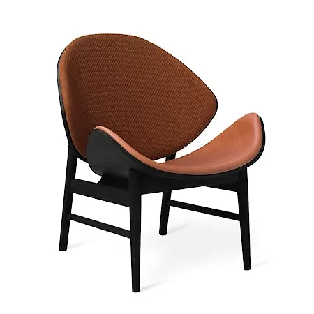 Jättesnygg warm nordic fåtölj i orange färg gjord i ek.