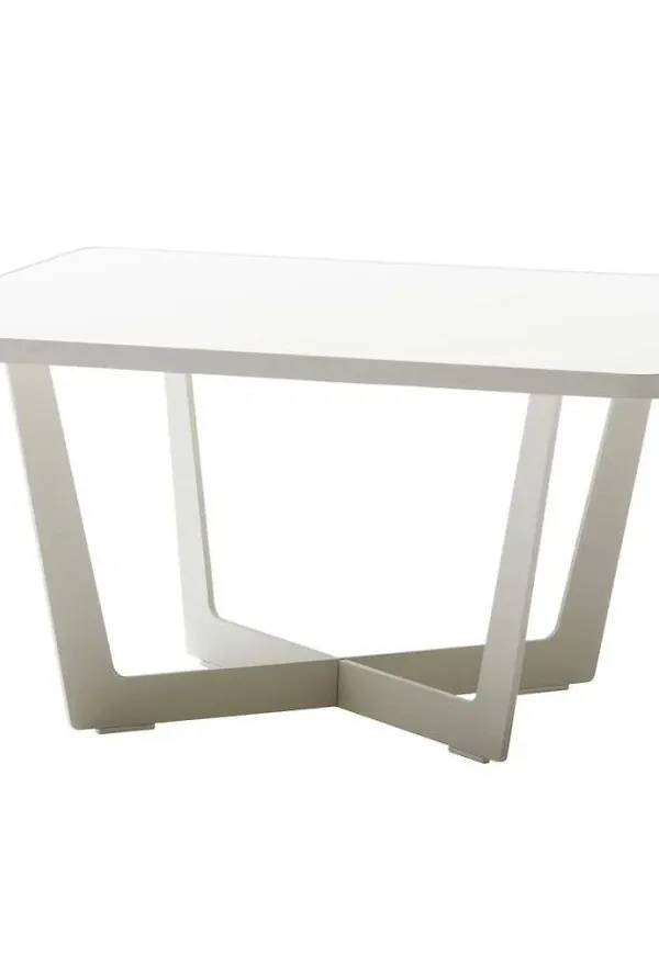 Vit Cane-Line-småbord i otroligt snygg modell.