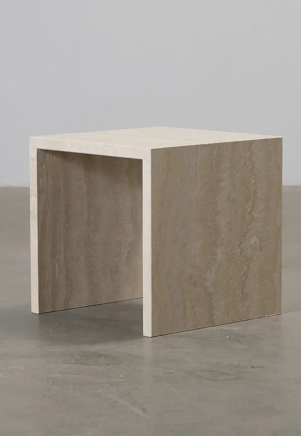 Trendig sidobord i beiget från Tine K.