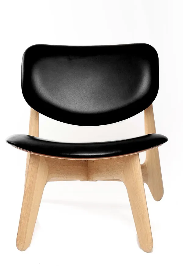 Svart Tom Dixon-läderfåtölj i riktigt fin modell.