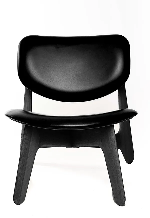 Fantastiskt snygg fåtölj i ek 2025 från Tom Dixon.