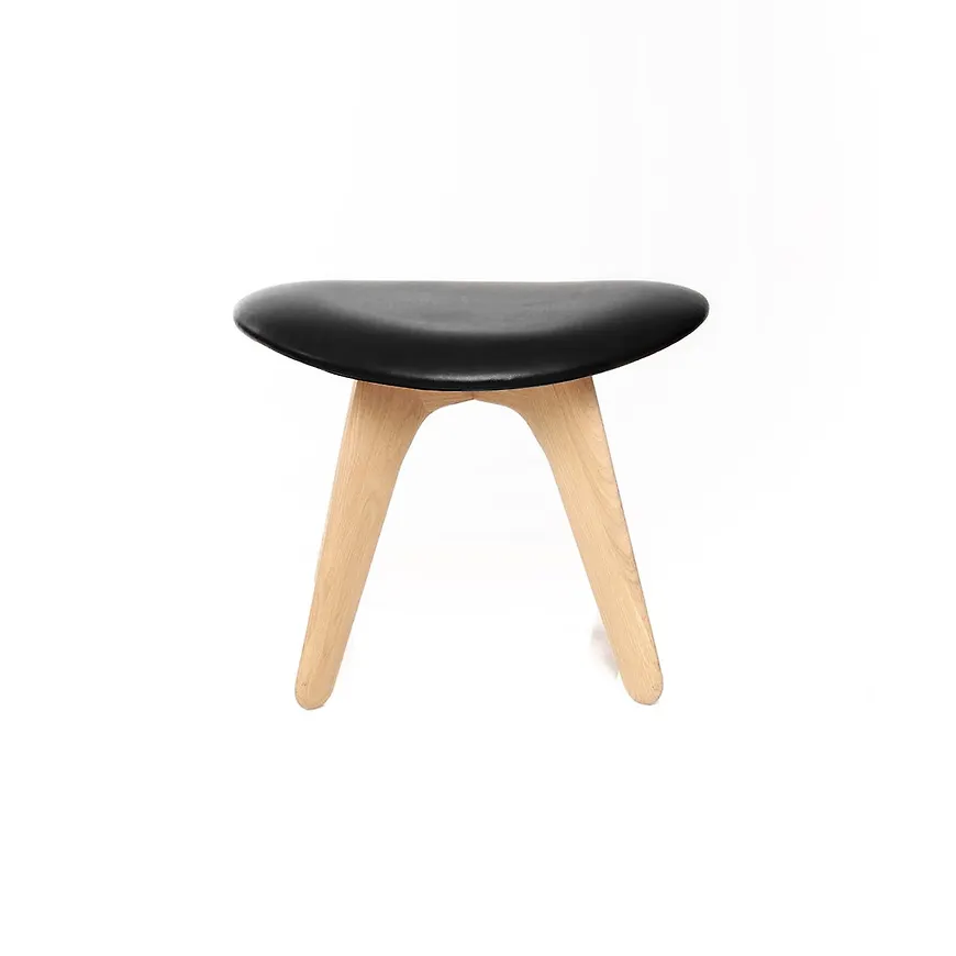 Svart Tom Dixon-bänk i modern modell.