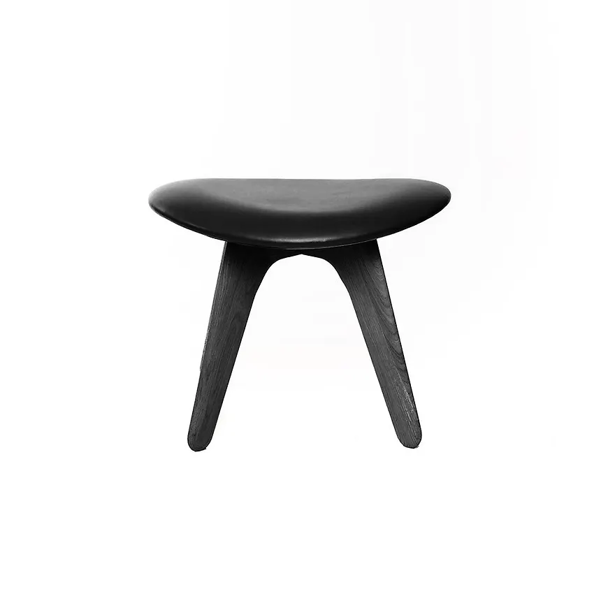 Svart Tom Dixon-bänk i ek i stilriktig modell.