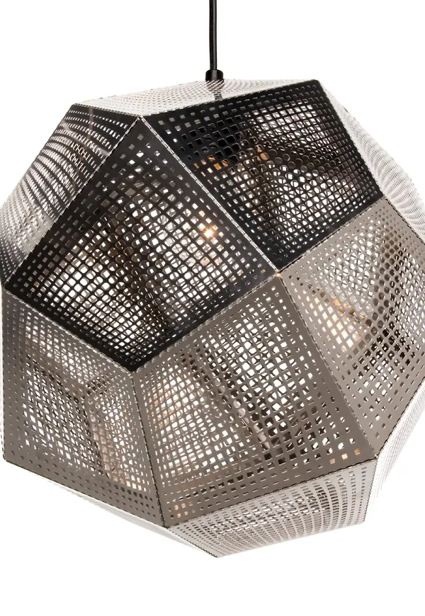 Jättefin silverfärgad lampa 2025 från Tom Dixon.