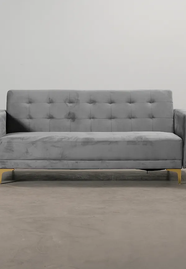 Grå soffa som passar perfekt till sommaren 2025!