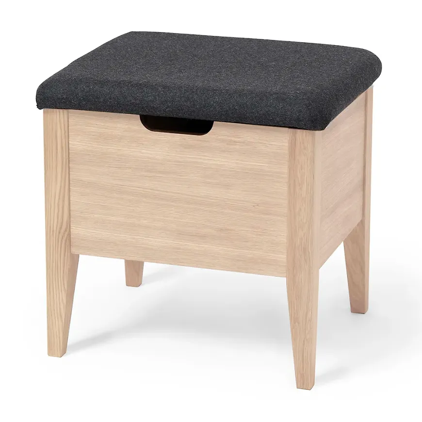 Komfortabel bänk i ek 2025 från Torkelson.