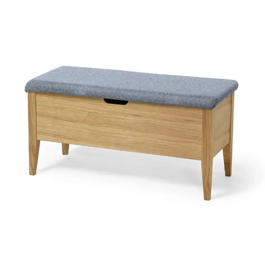 Skön bänk i ek 2025 från Torkelson.