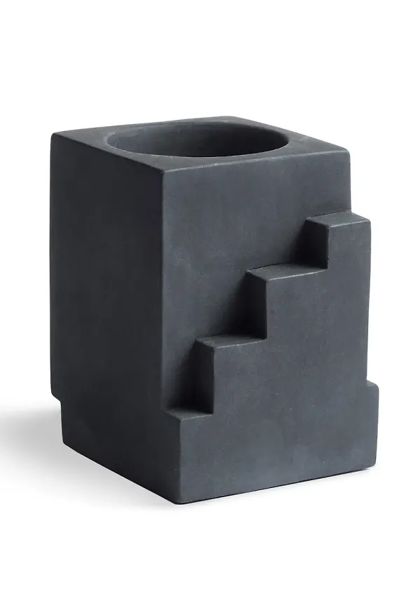 Trendig grå kruka 2025 från Tove Adman.