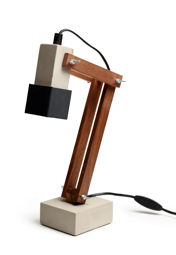 Moderiktig bordslampa i brunt från Tove Adman.