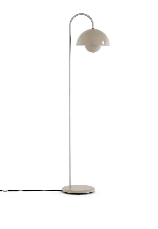 Klassisk golvlampa i beiget från &Tradition.