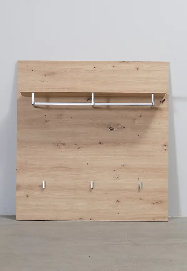 Beige No brand-klädhängare i stilriktig modell.