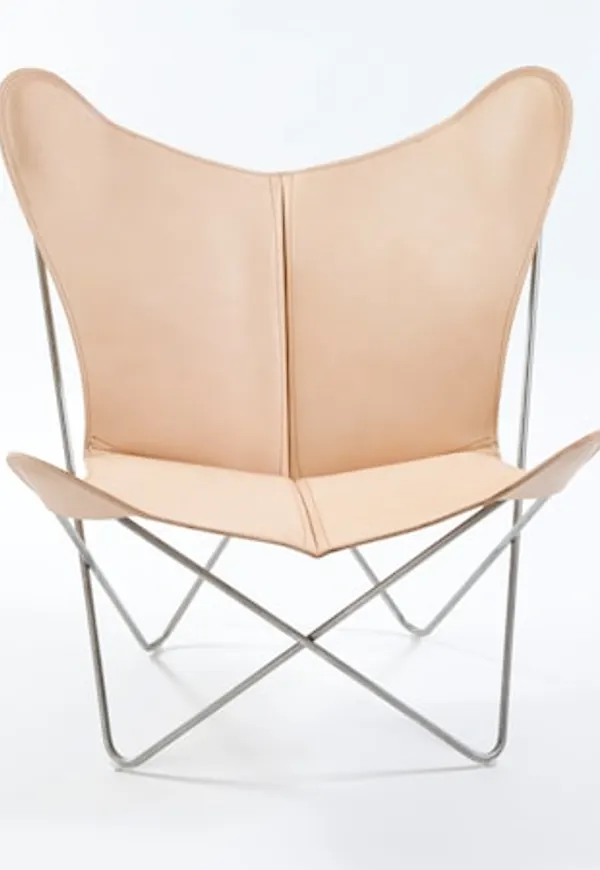 Beige OX DENMARQ-fåtölj i modern modell.