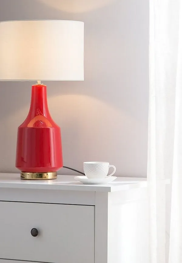 Supersnygg halogenlampa i röd färg gjord i linne.