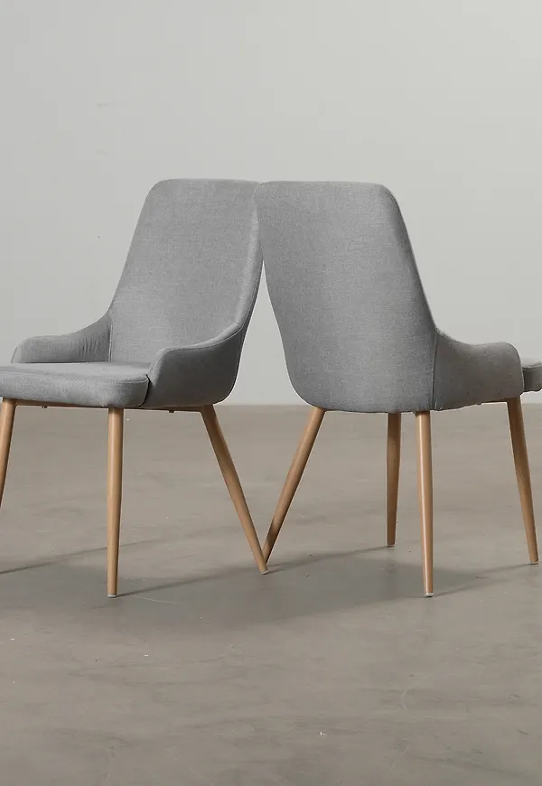 Klassisk Stol som passar bra vid många olika tillfällen.