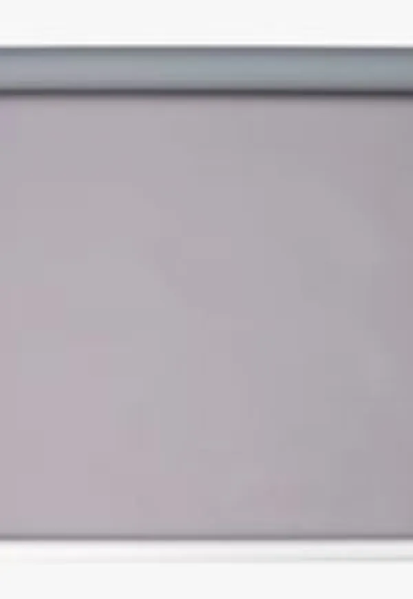 Snygg rullgardin i grå färg gjord i aluminium.