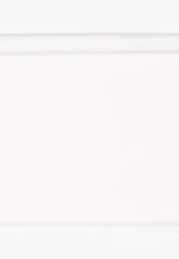 Riktigt trendig rullgardin i vit färg gjord i aluminium.