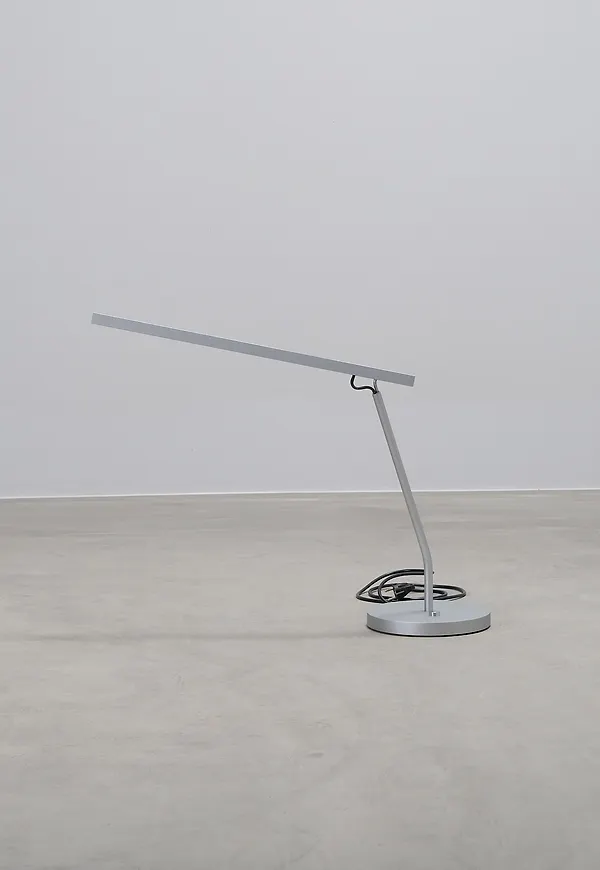 Grå bordslampa som passar perfekt till sommaren 2025!