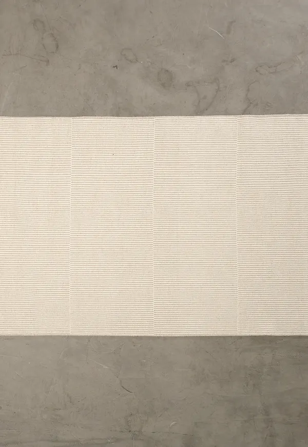 Klassisk matta i beige färg gjord i ull.