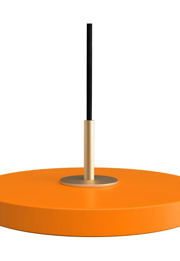 Orange UMAGE-lampa i ikonisk modell.