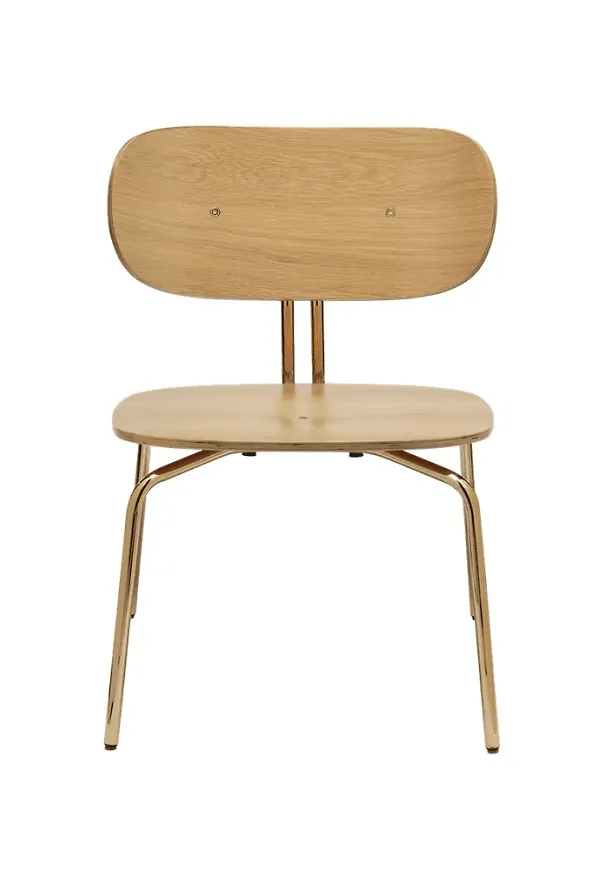 Skön fåtölj i ek från UMAGE.