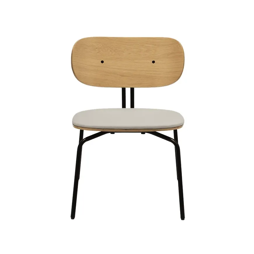 Fantastiskt fin svart fåtölj i ek från UMAGE.