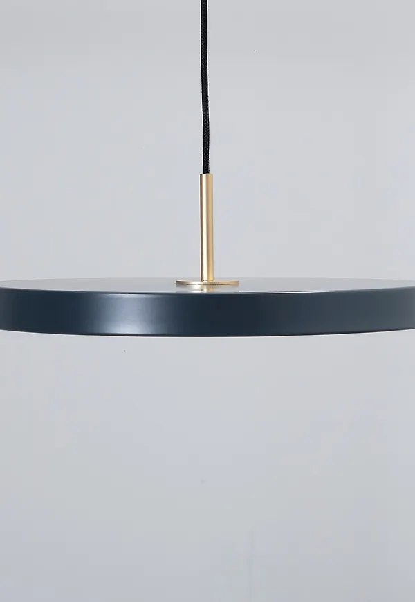 Vacker taklampa 2025 från UMAGE.