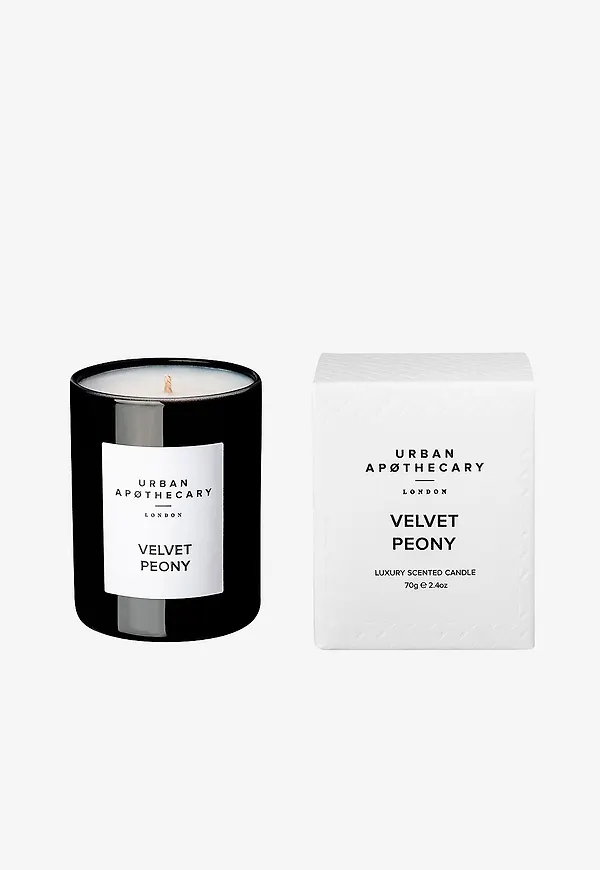 Vit Urban Apøthecary-stearinljus i riktigt trendig modell.