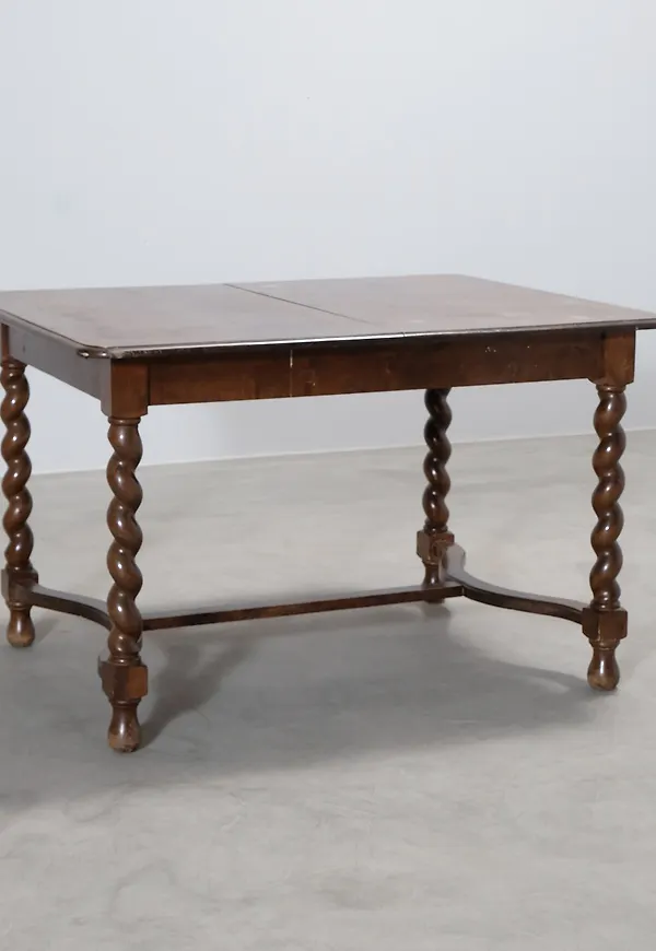 Brun No brand-matbord i skön modell.