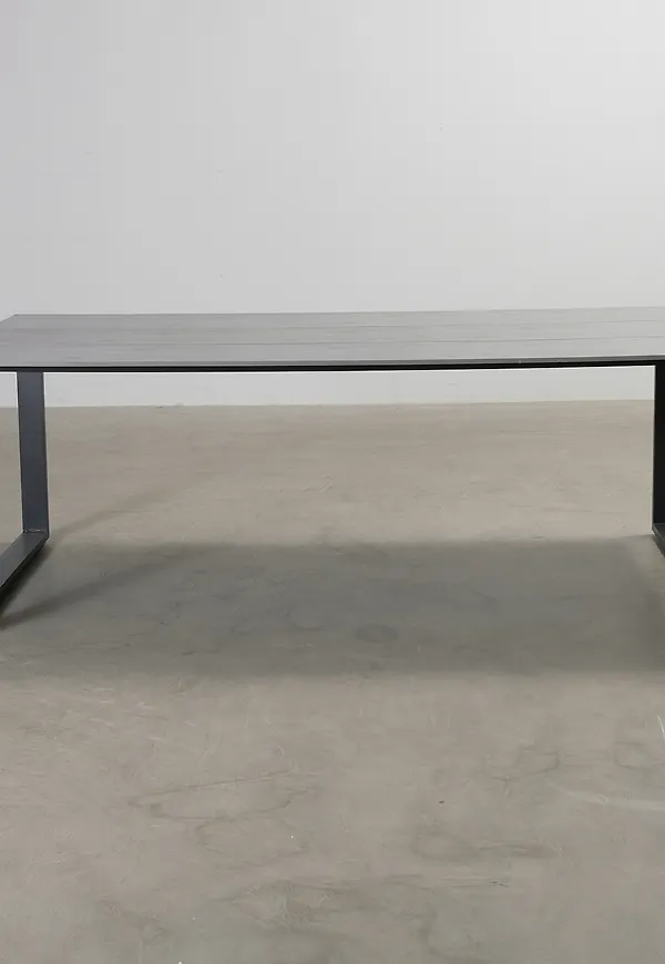 Riktigt snygg bord som passar bra vid många olika tillfällen.