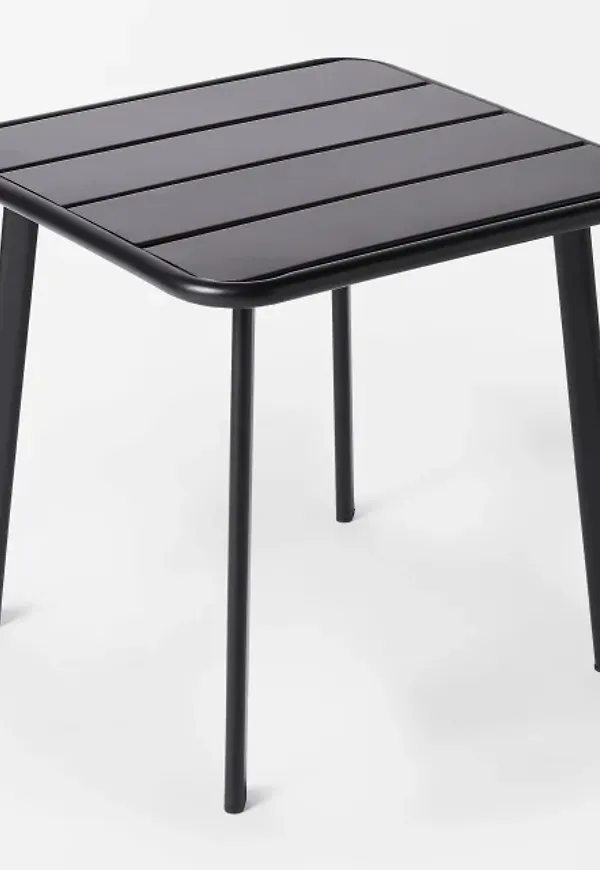 Otroligt fin utomhusbord i svart från Åhléns.