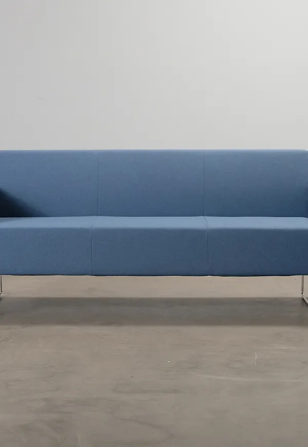 Blå soffa som passar perfekt till hösten 2025!