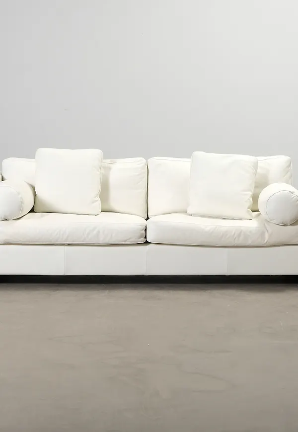 Otroligt snygg skinnsoffa 2024 från Valanti.