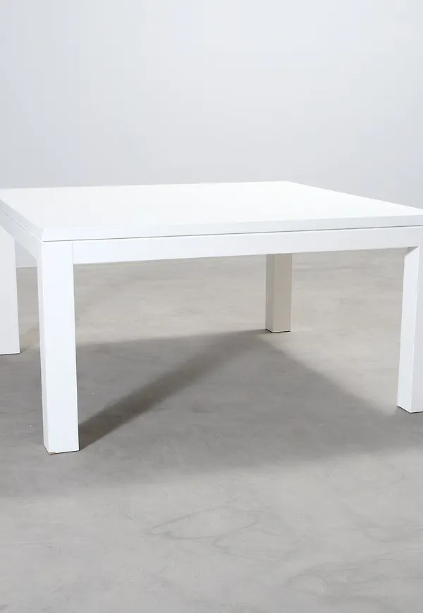 Cool matbord i vitt från Valanti.