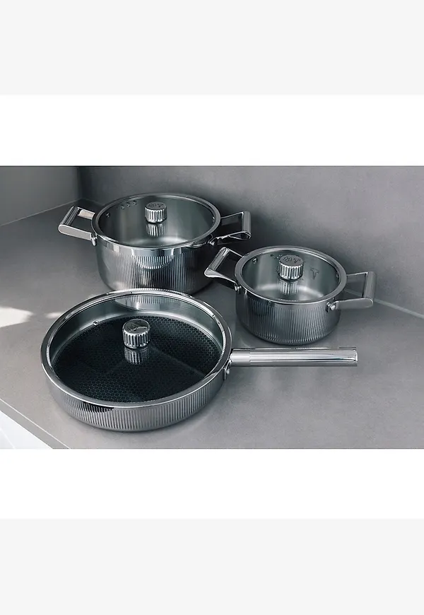 Modern sauteuse i silver från Vargen & Thor.