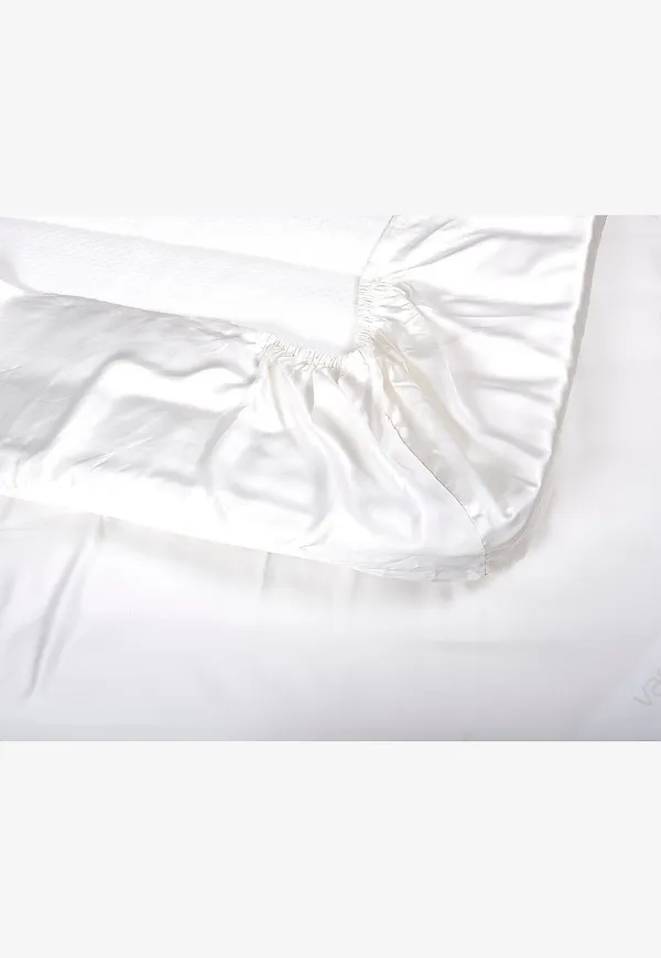 Vit Varnamo of Sweden-beställ i stilriktig modell.