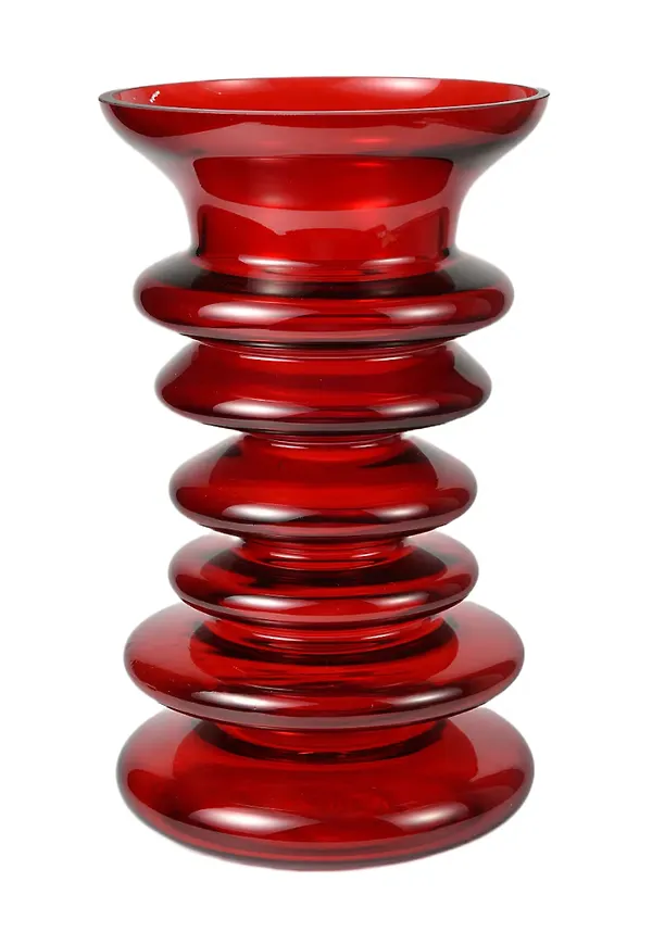 Moderiktig glasvas i rött från ÅHLÉNS HOME.