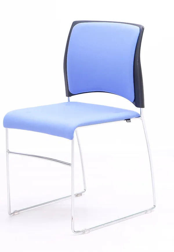 Blå stol som passar perfekt till sommaren 2025!