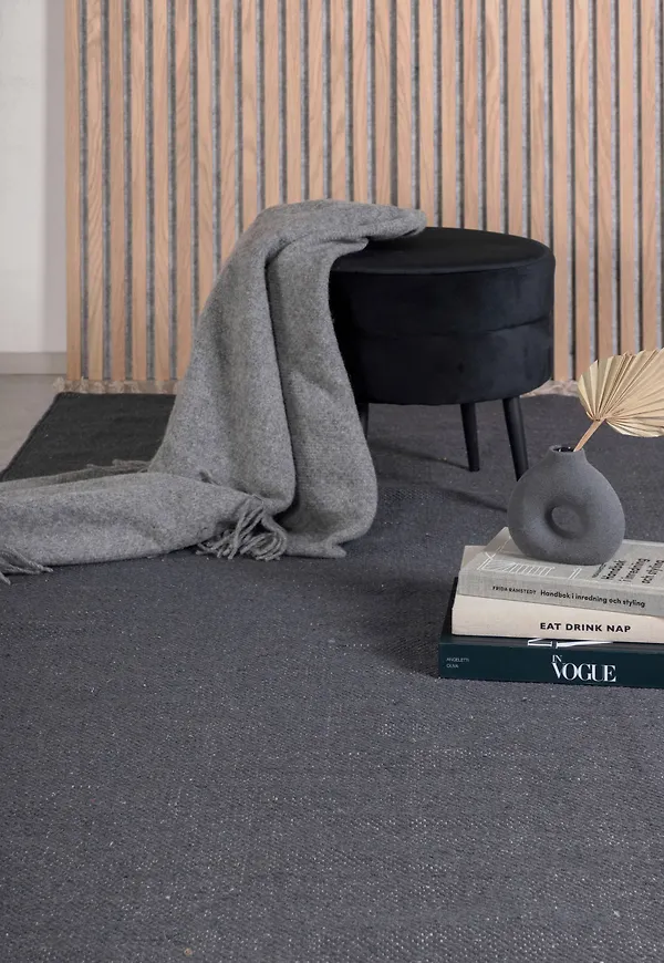 Ikonisk trasmatta i mörkgrått från Venture Home.