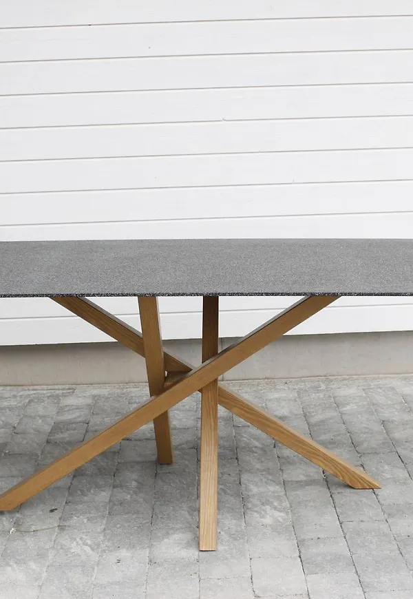 Härlig matbord 2025 från Venture Home.