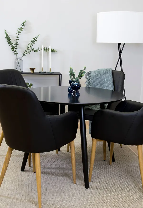 Svart matbord som passar perfekt till sommaren 2025!