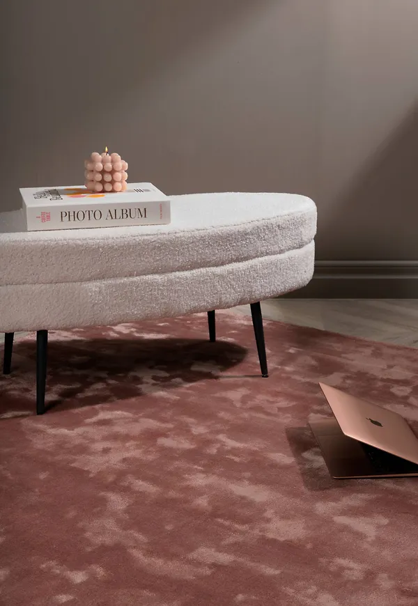 Smickrande venture home matta i gammelrosa färg gjord i bomull.