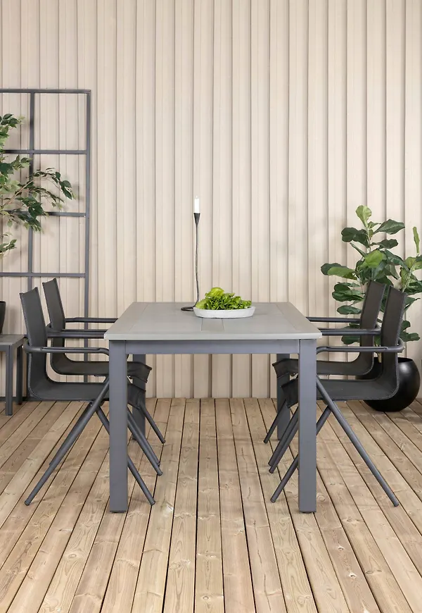 Moderiktig stol i aluminium från Venture Home.