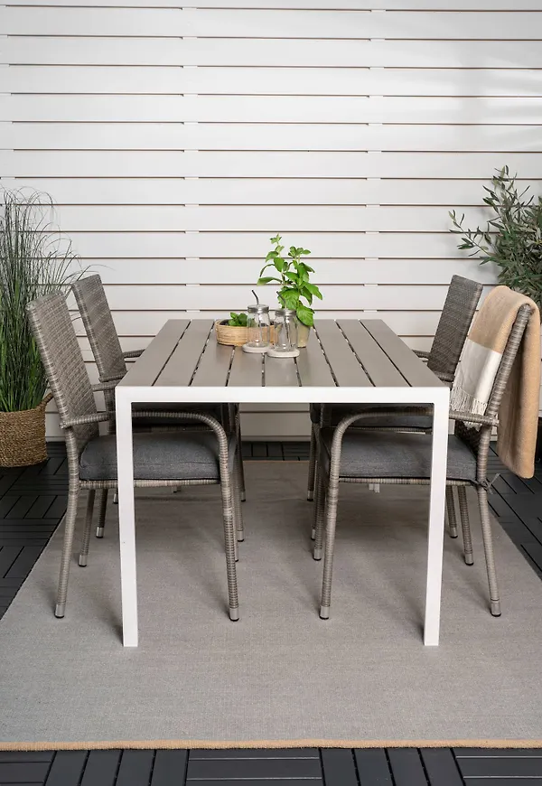 Grå Venture Home-matbord i klassisk modell.