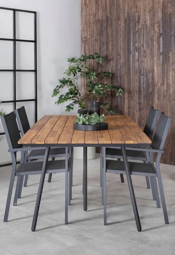 Härlig bord som passar bra vid många olika tillfällen.