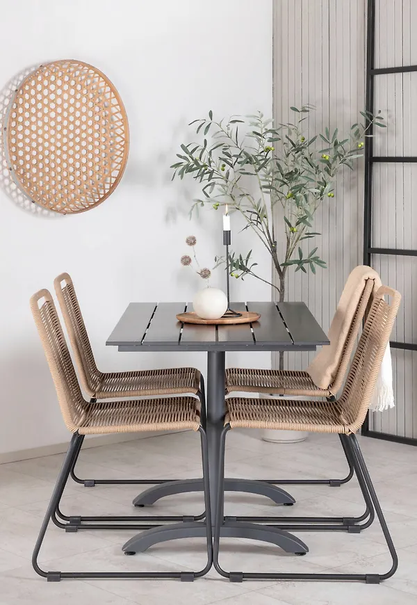 Stilriktig aluminiummatstol 2025 från Venture Home.