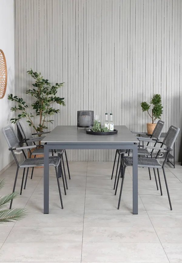 Stilriktig Stol som passar bra vid många olika tillfällen.